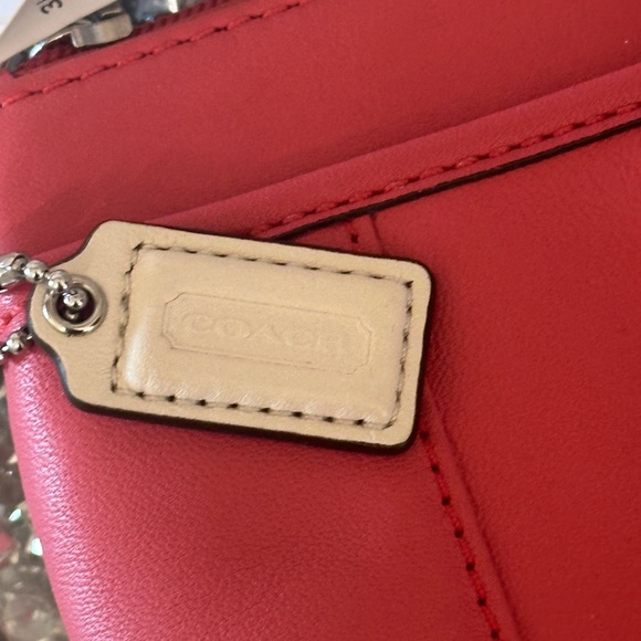 NWT Coach Daisy Leather Medium Wristlet. - Picture 3 of 4